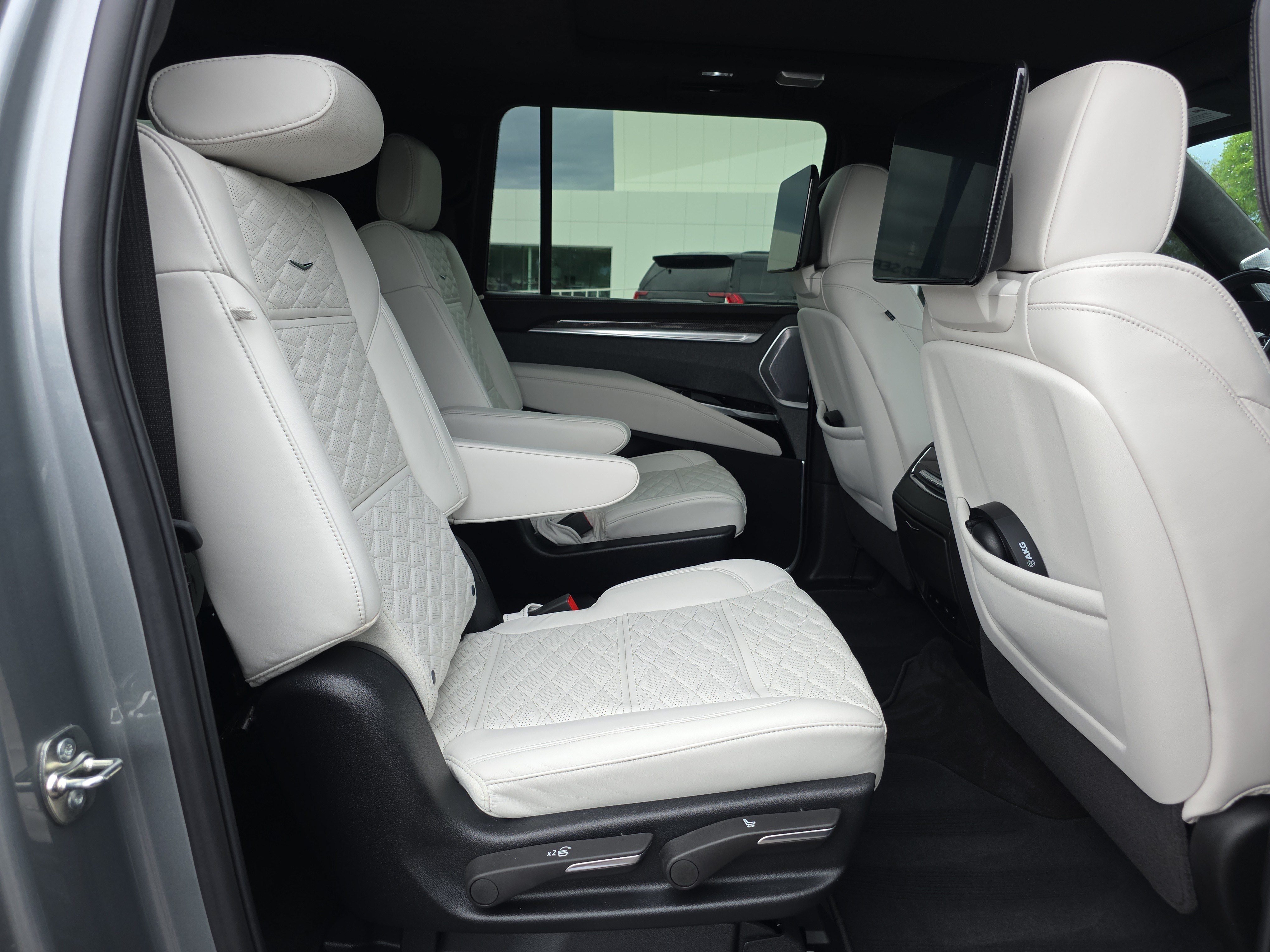 Used 2026 Cadillac Escalade ESV V AWD/4WD image 16
