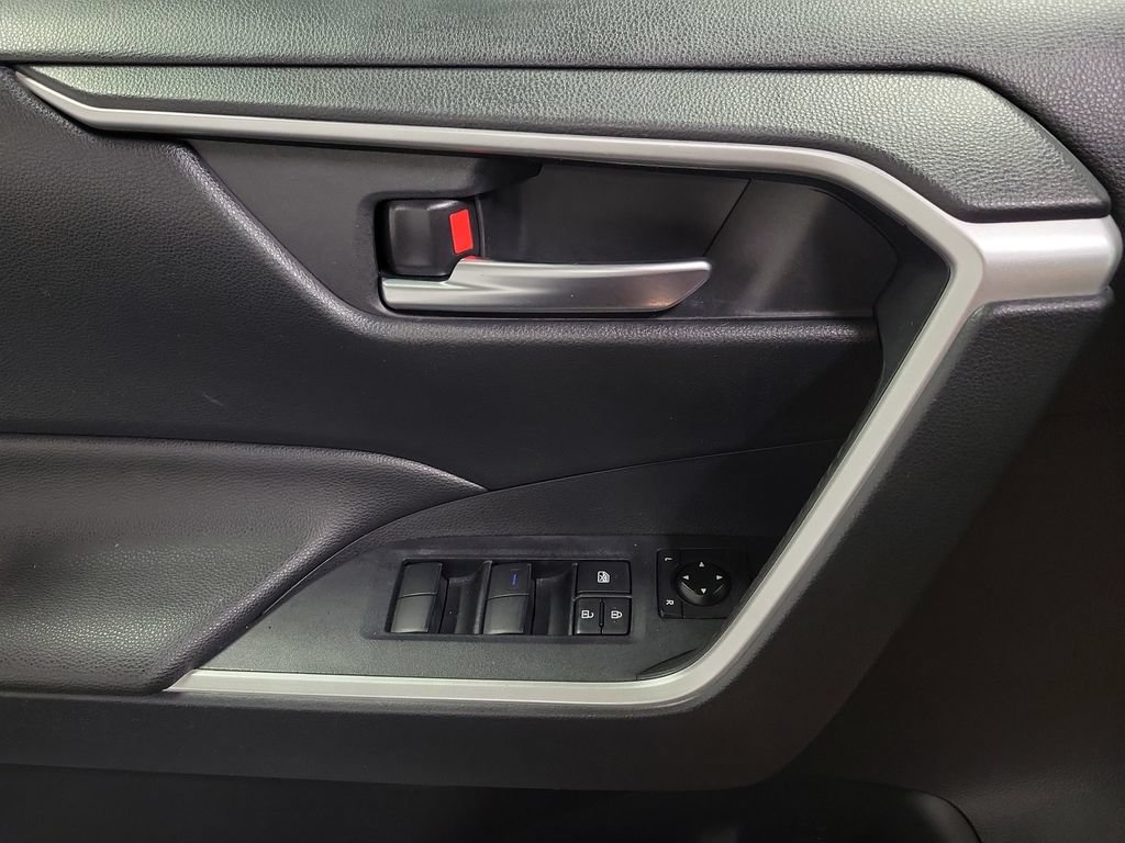 Used 2019 Toyota RAV4 XLE AWD/4WD image 18