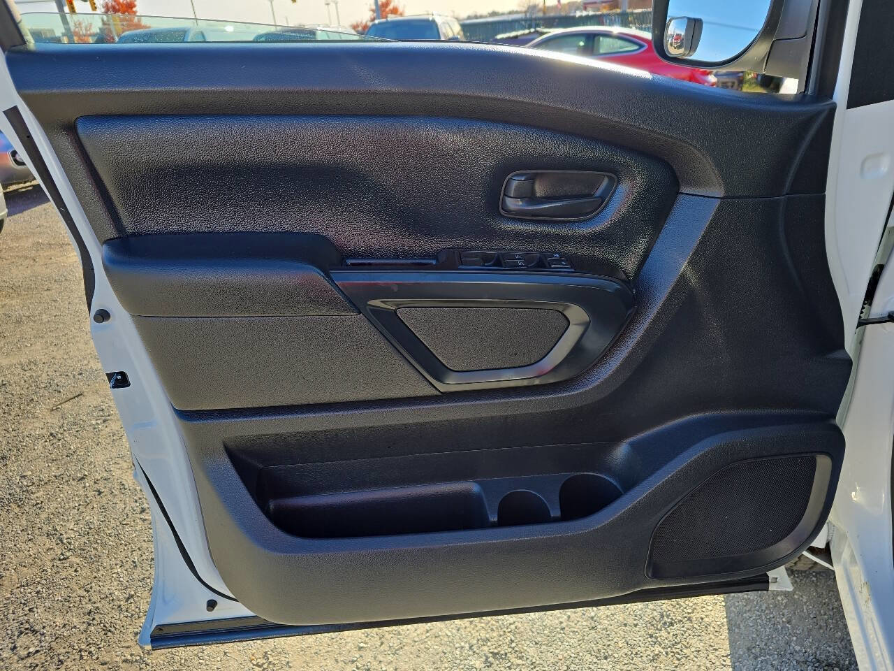 Used 2017 Nissan Titan S image 9