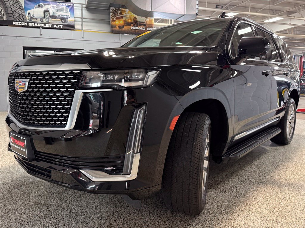 Used 2023 Cadillac Escalade Premium Luxury AWD/4WD image 3