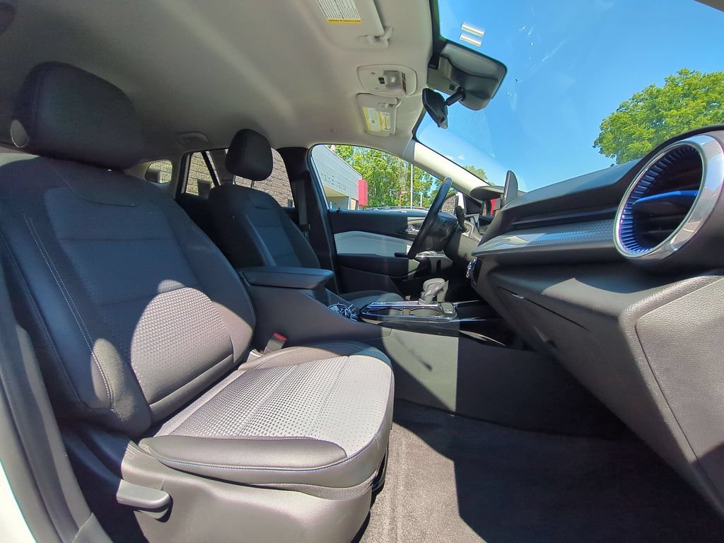 Used 2025 Chevrolet Trax LT w/ LT Convenience Package FWD image 30