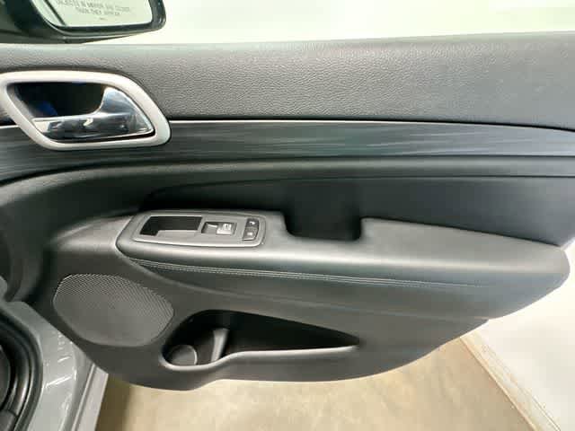 Used 2020 Jeep Grand Cherokee Altitude RWD image 25