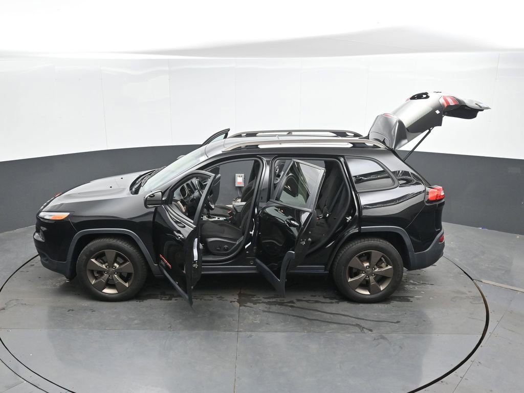 Used 2017 Jeep Cherokee Latitude w/ Cold Weather Group AWD/4WD image 52