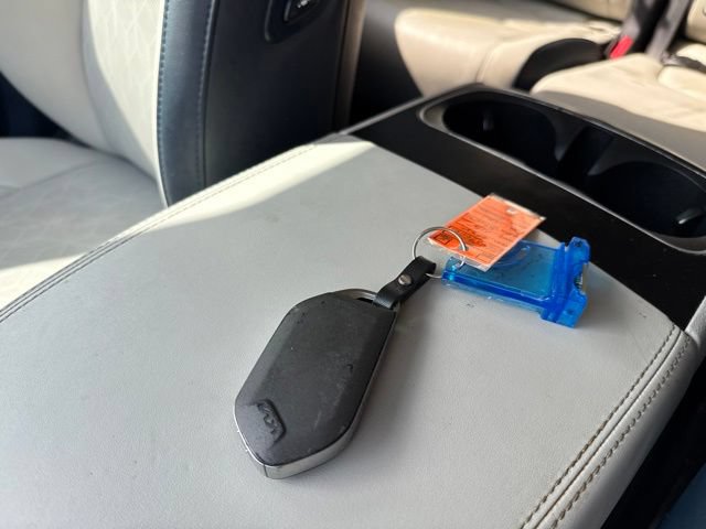 Used 2025 Kia Carnival EX FWD image 15