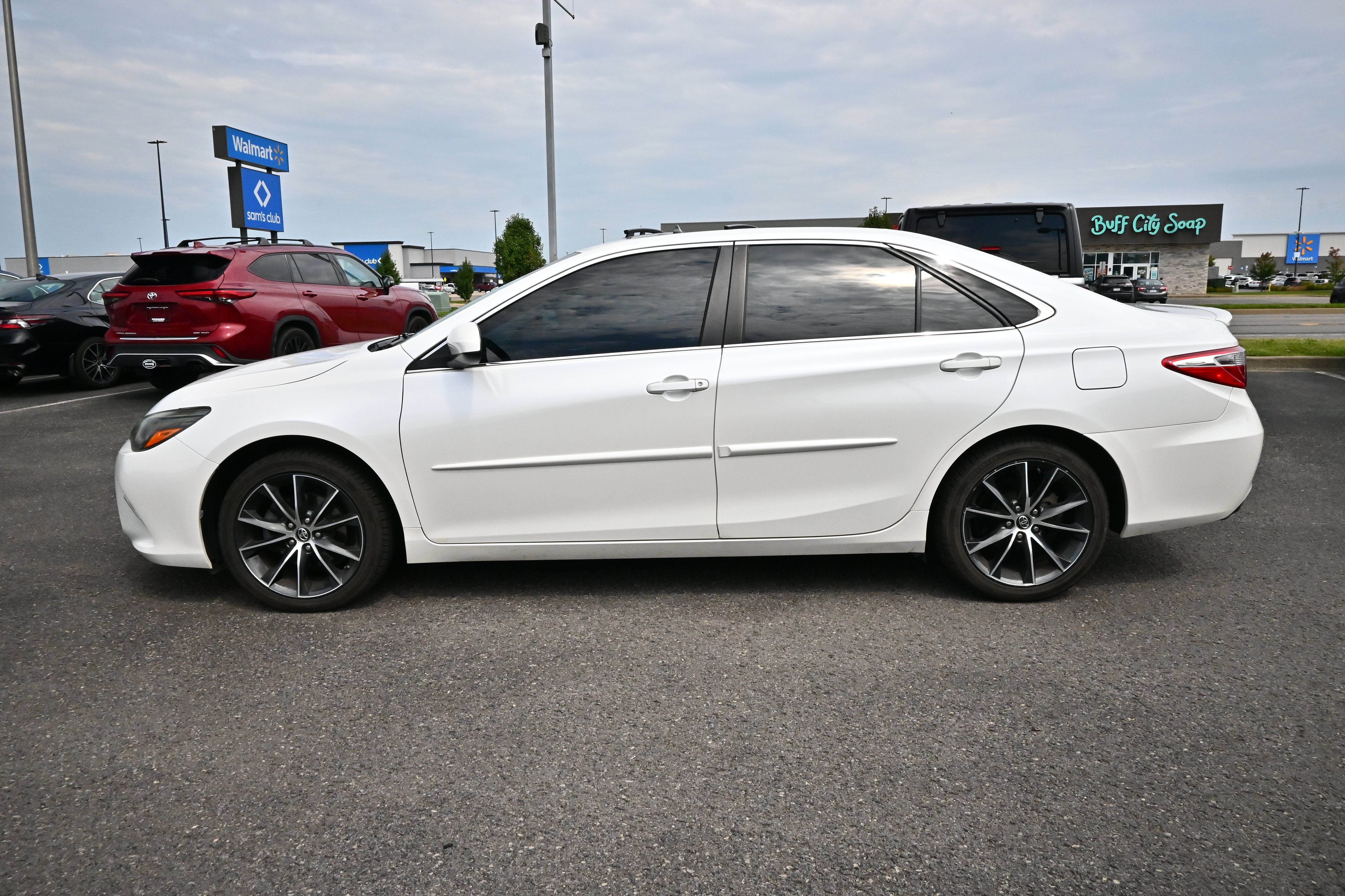 Used 2017 Toyota Camry XSE w/ Protection Package (Q2) FWD image 5
