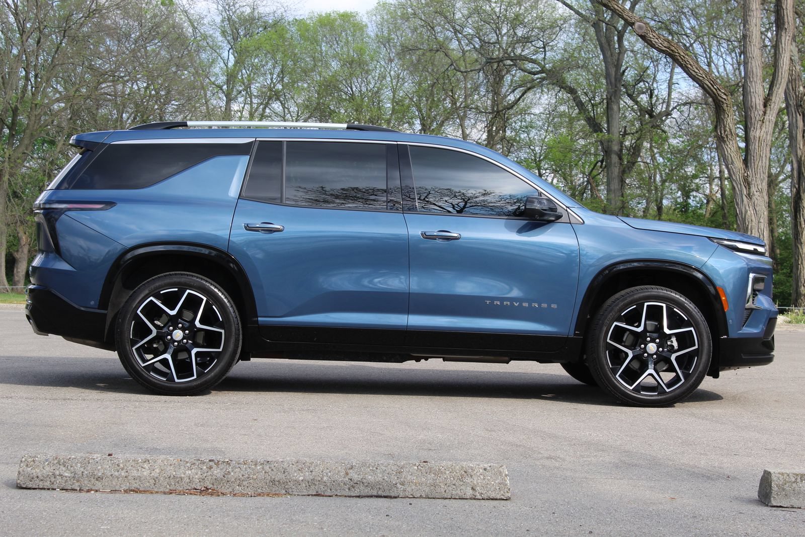 Used 2025 Chevrolet Traverse High Country w/ LPO, Floor Liner Package AWD/4WD image 9