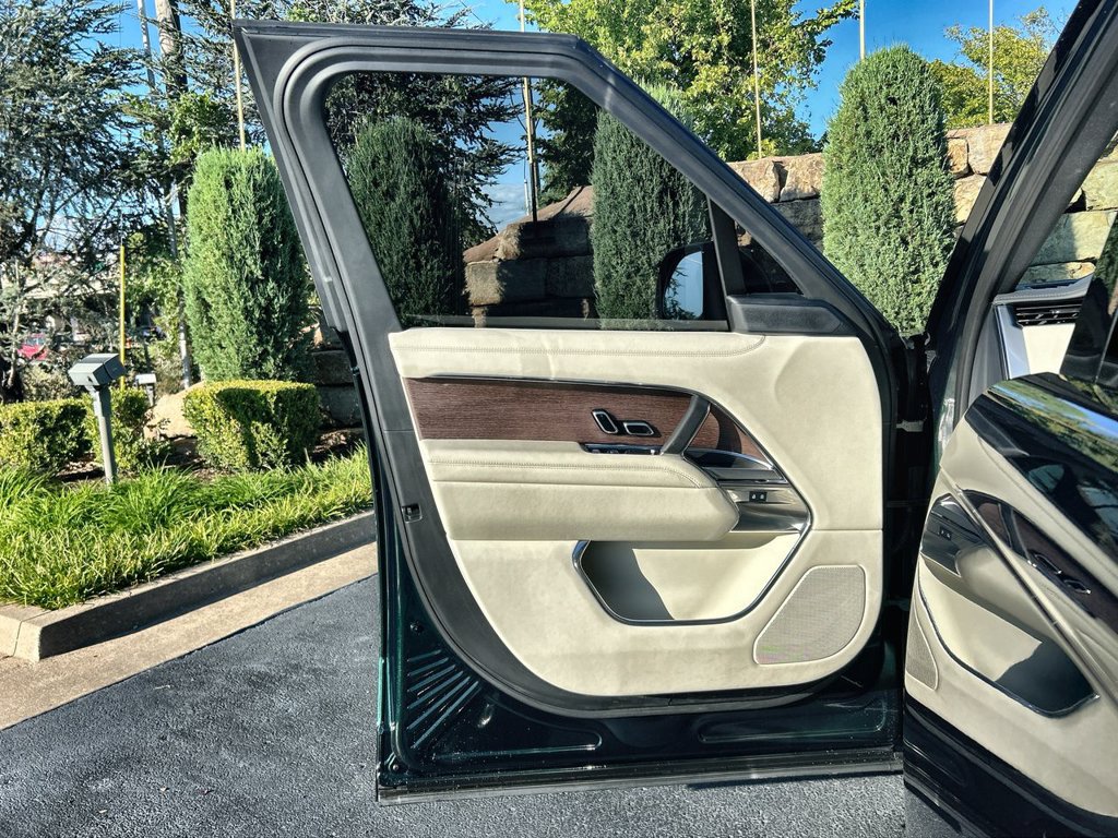 Certified 2025 Land Rover Range Rover SE AWD/4WD image 17