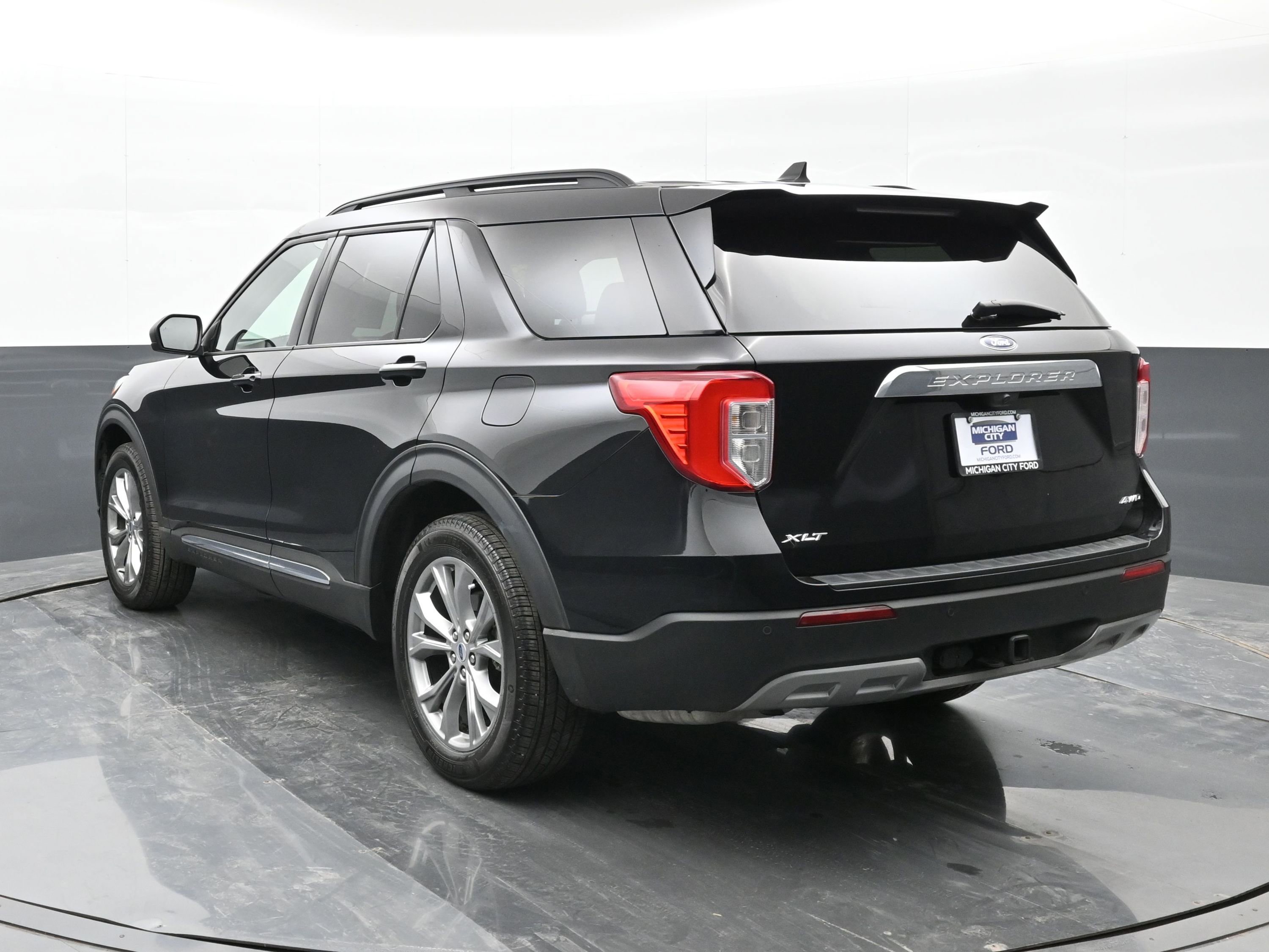 Used 2023 Ford Explorer XLT w/ Equipment Group 202A image 6