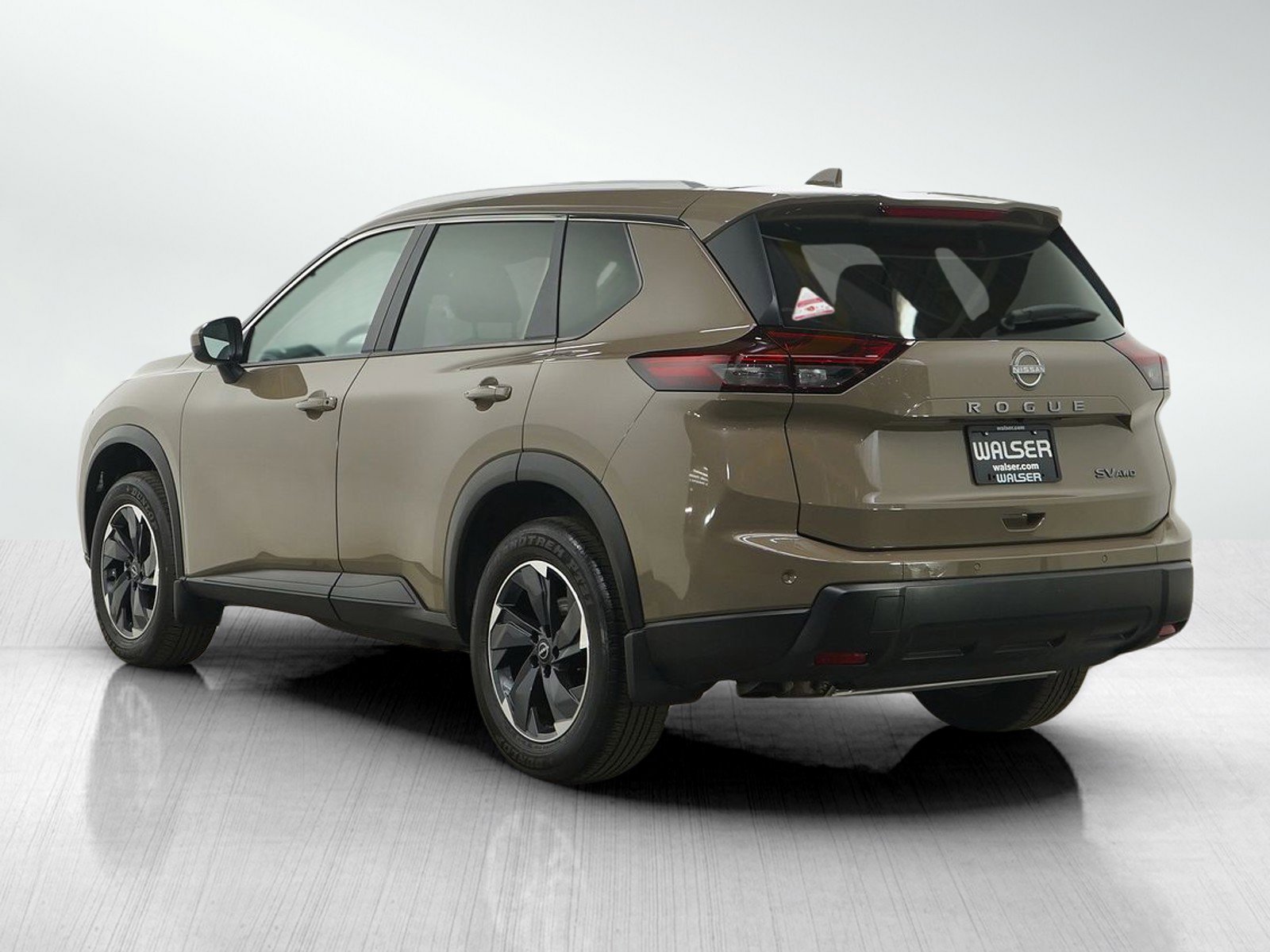 Used 2024 Nissan Rogue SV w/ SV Premium Package image 3