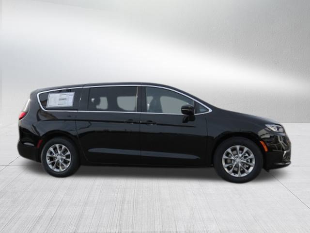 New 2026 Chrysler Pacifica Limited FWD image 2