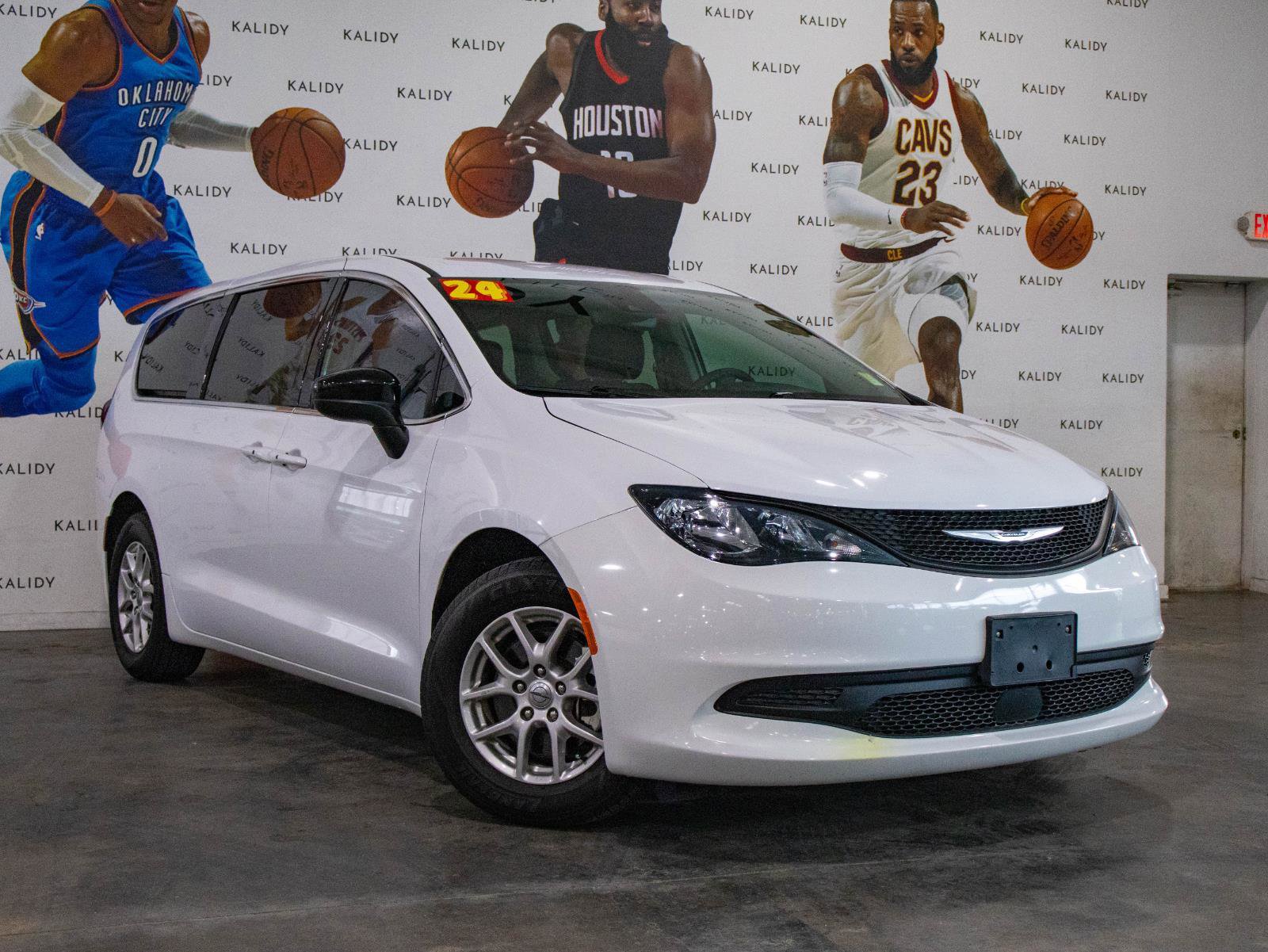 Used 2024 Chrysler Voyager LX FWD image 2