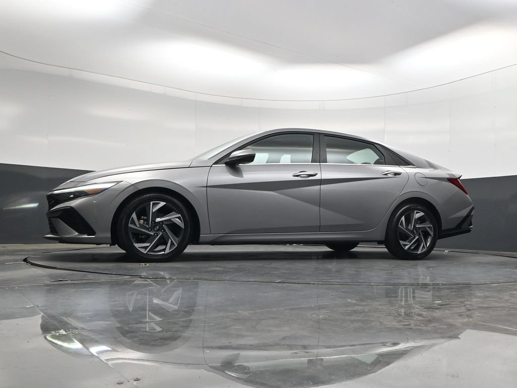 Used 2025 Hyundai Elantra Limited FWD image 32