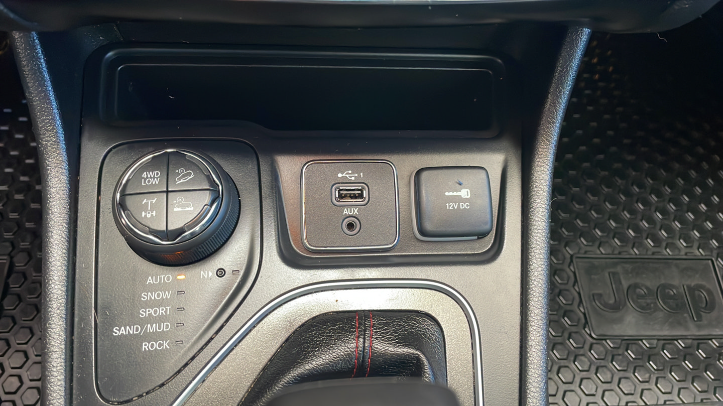 Used 2019 Jeep Cherokee Trailhawk w/ Comfort/Convenience Group AWD/4WD image 28