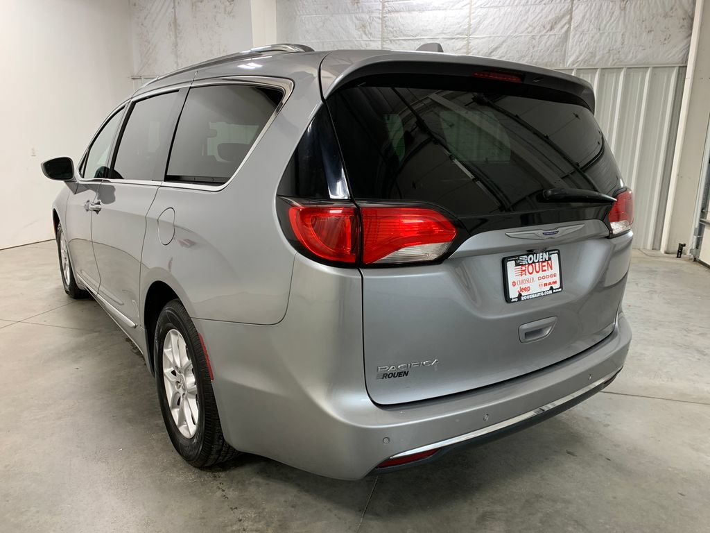 Used 2020 Chrysler Pacifica Touring-L FWD image 6