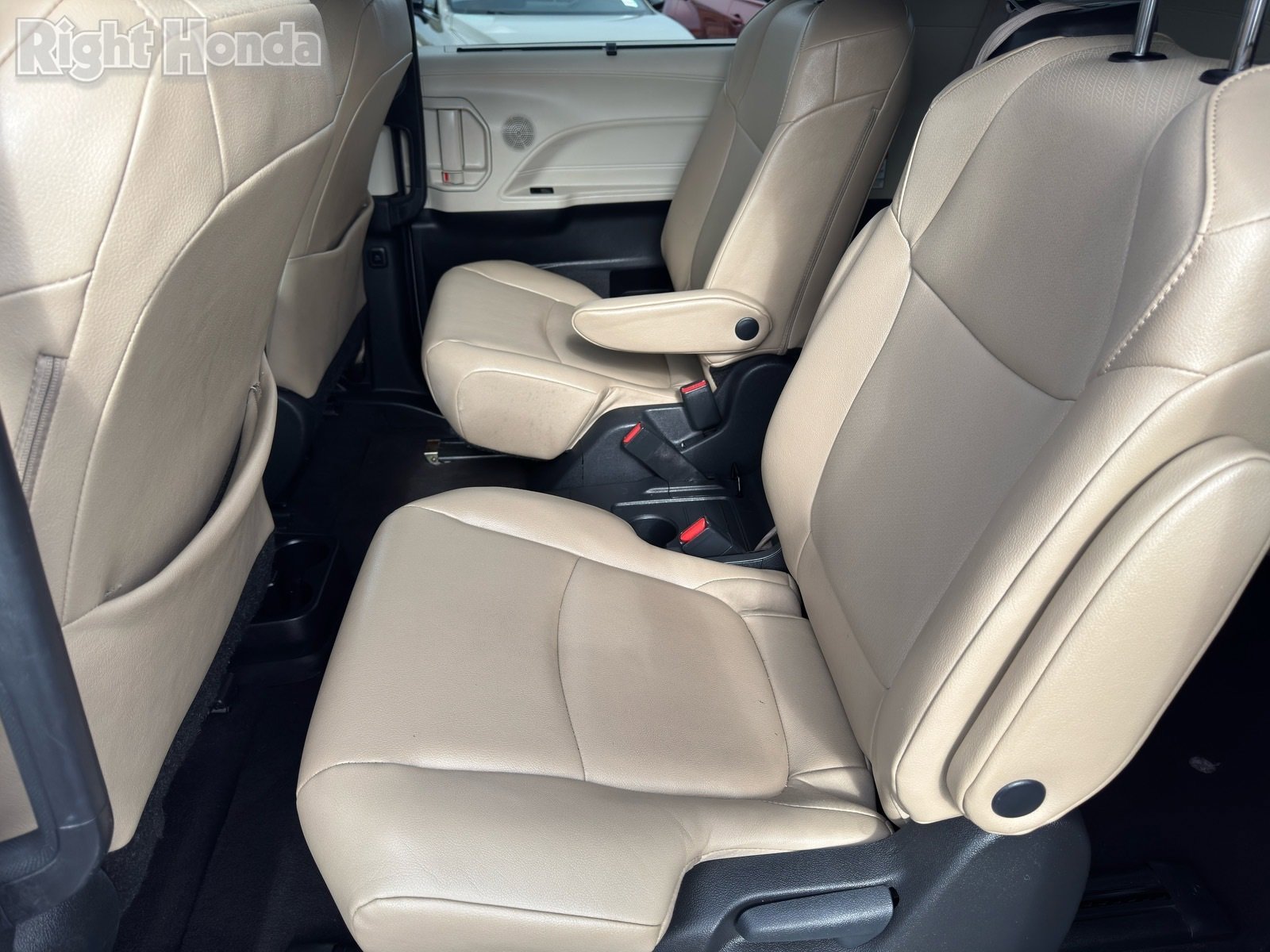 Used 2024 Toyota Sienna XLE image 14