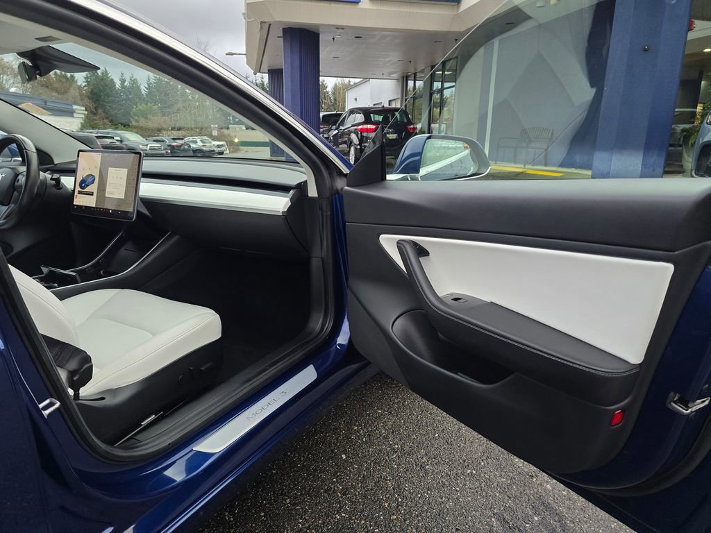 Used 2019 Tesla Model 3 Standard Range image 10