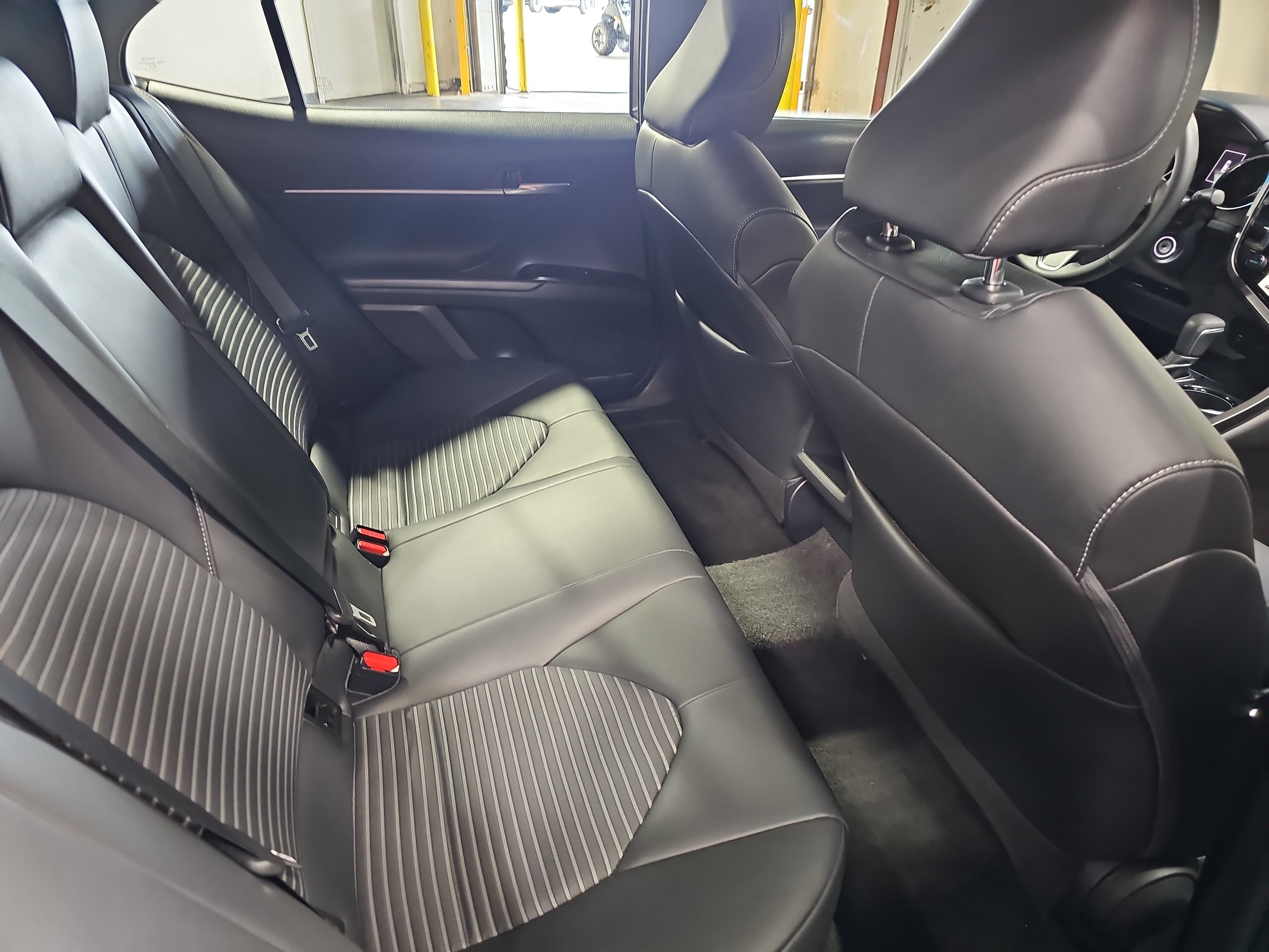 Used 2018 Toyota Camry SE w/ Moonroof Package FWD image 11