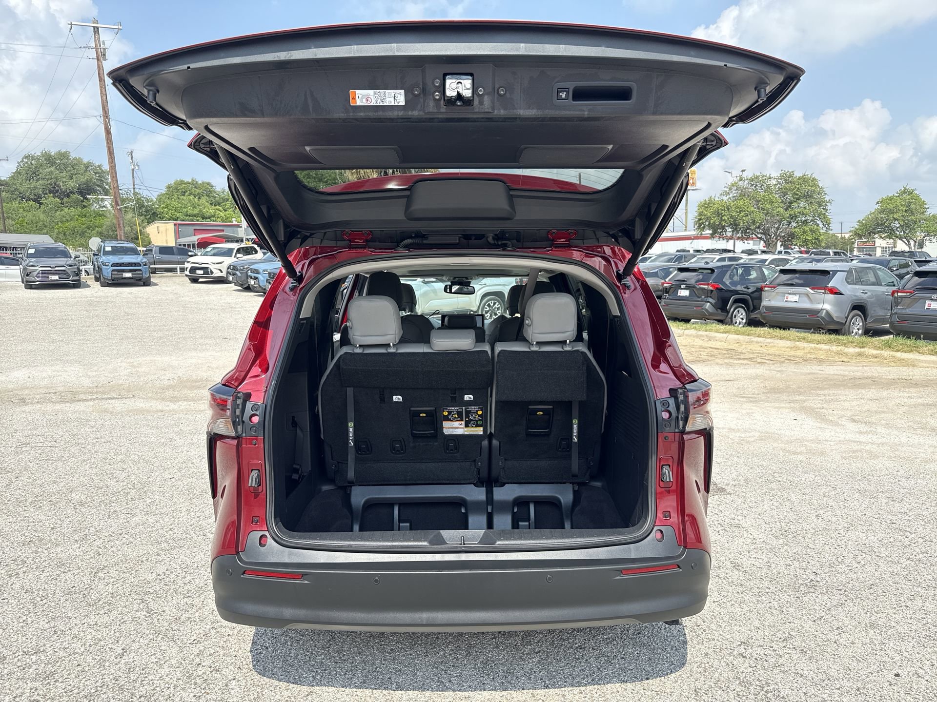 Used 2025 Toyota Sienna XLE FWD image 21