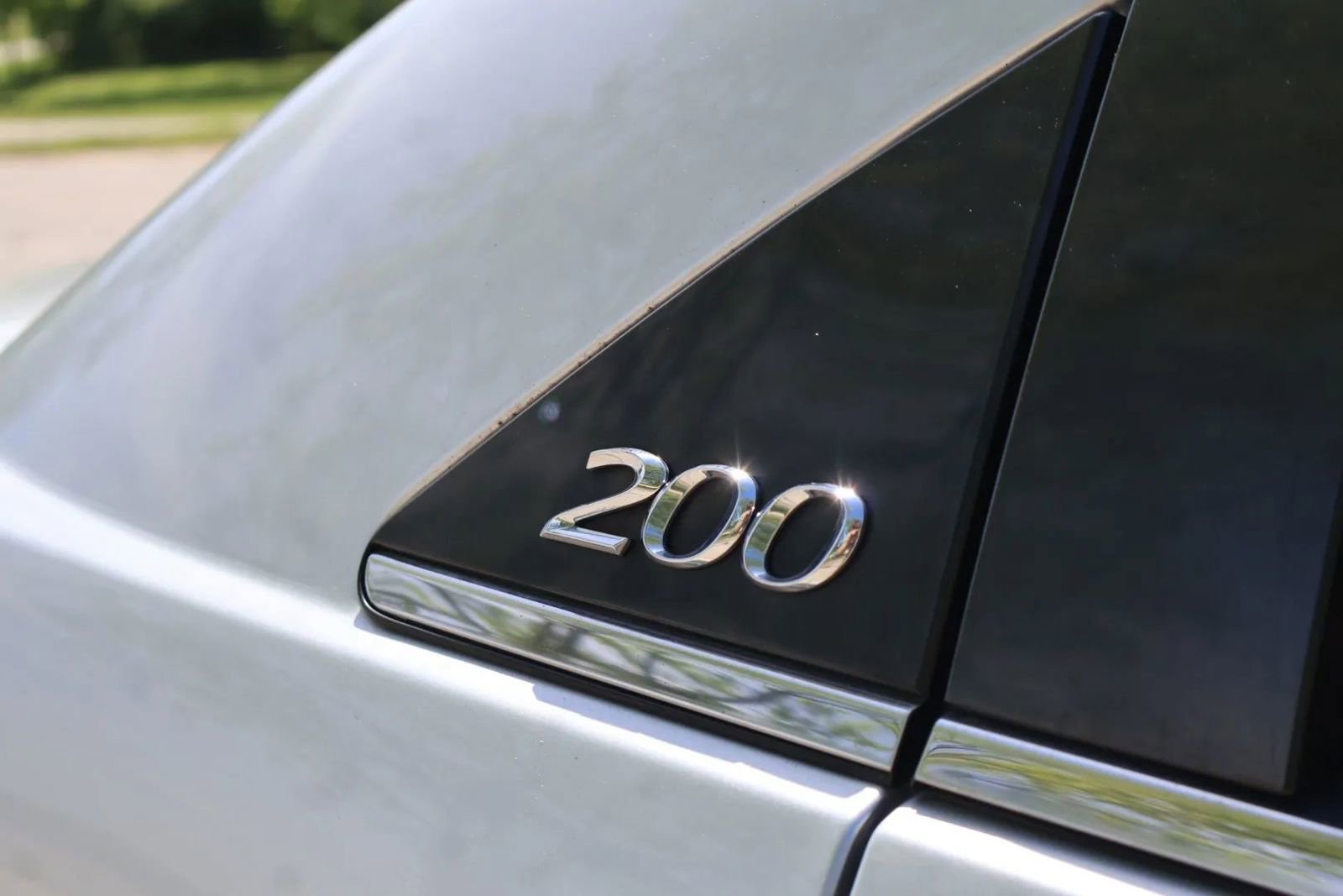 Used 2012 Chrysler 200 Touring FWD image 4