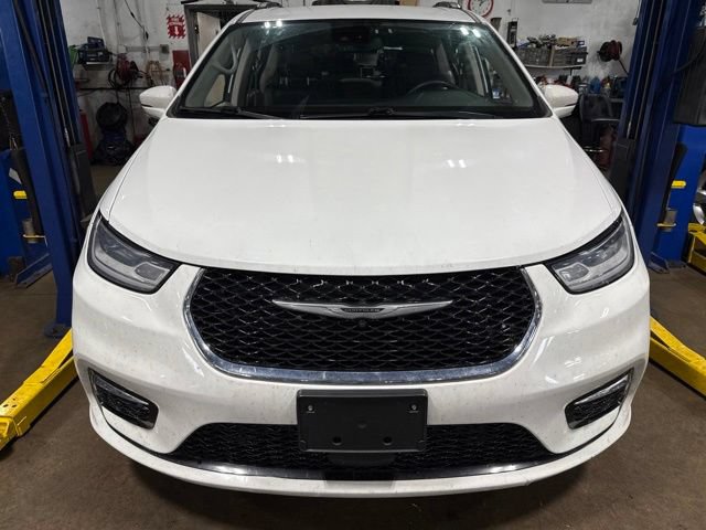 Used 2022 Chrysler Pacifica Touring-L w/ Uconnect Theater Family Group FWD image 9