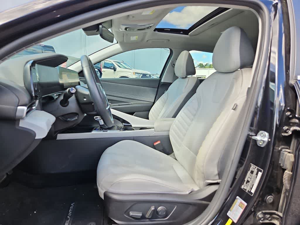 Used 2021 Hyundai Elantra Limited FWD image 12