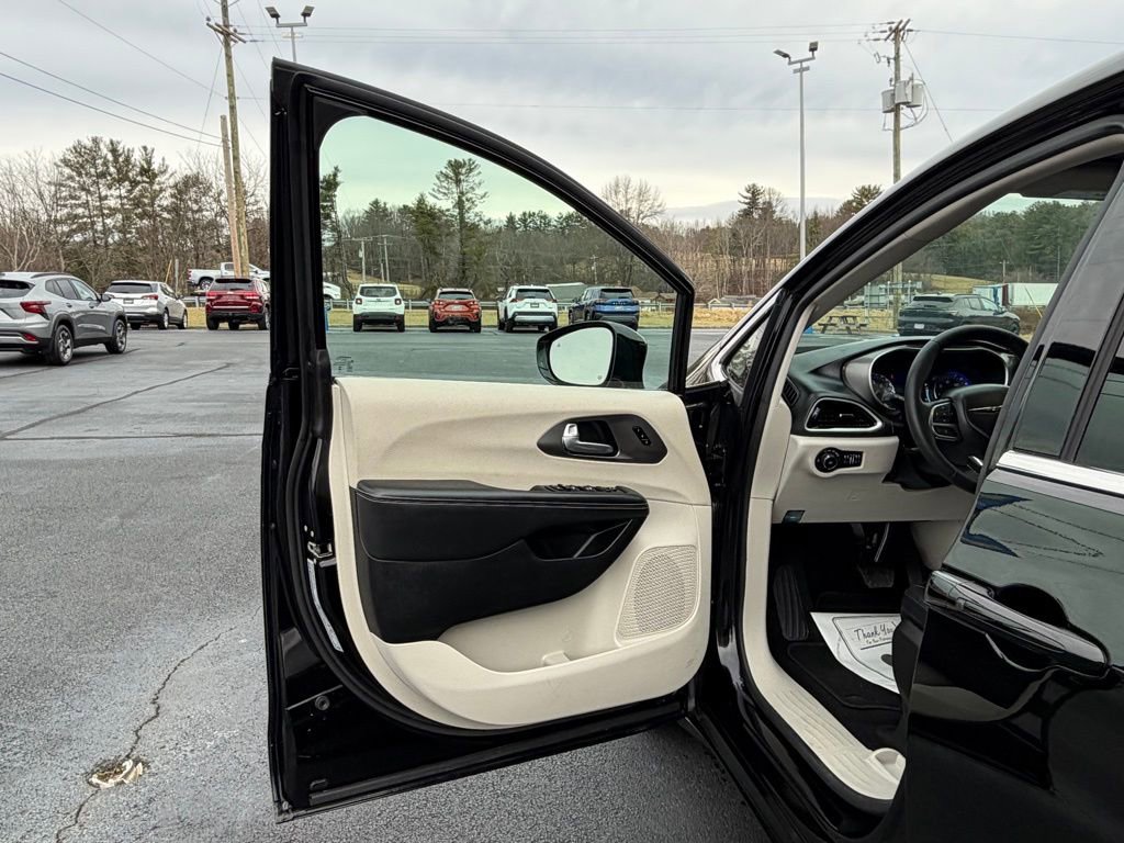 Used 2024 Chrysler Pacifica Touring-L image 21