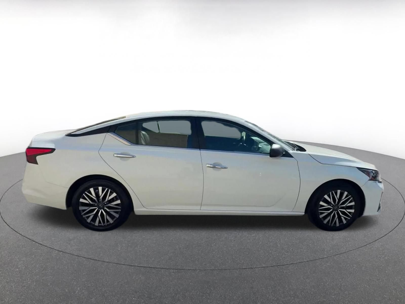 Used 2025 Nissan Altima 2.5 SV FWD image 15