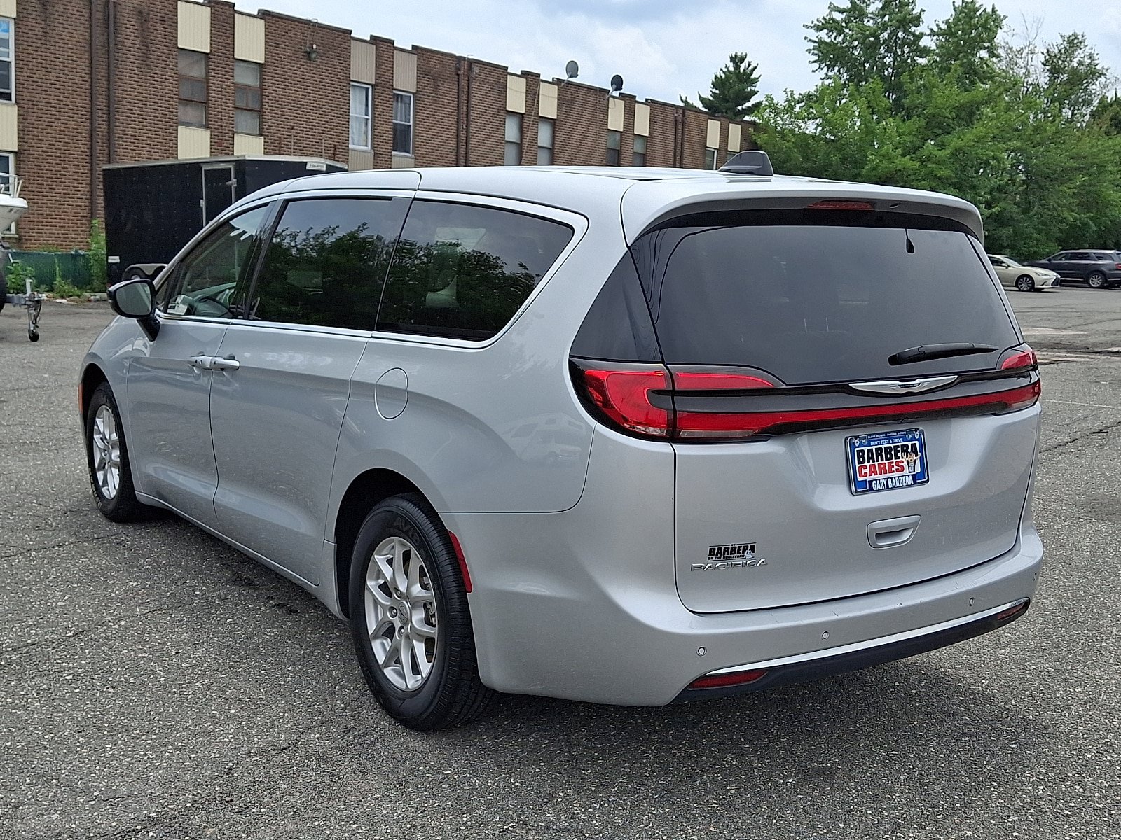 Used 2024 Chrysler Pacifica Touring-L FWD image 3