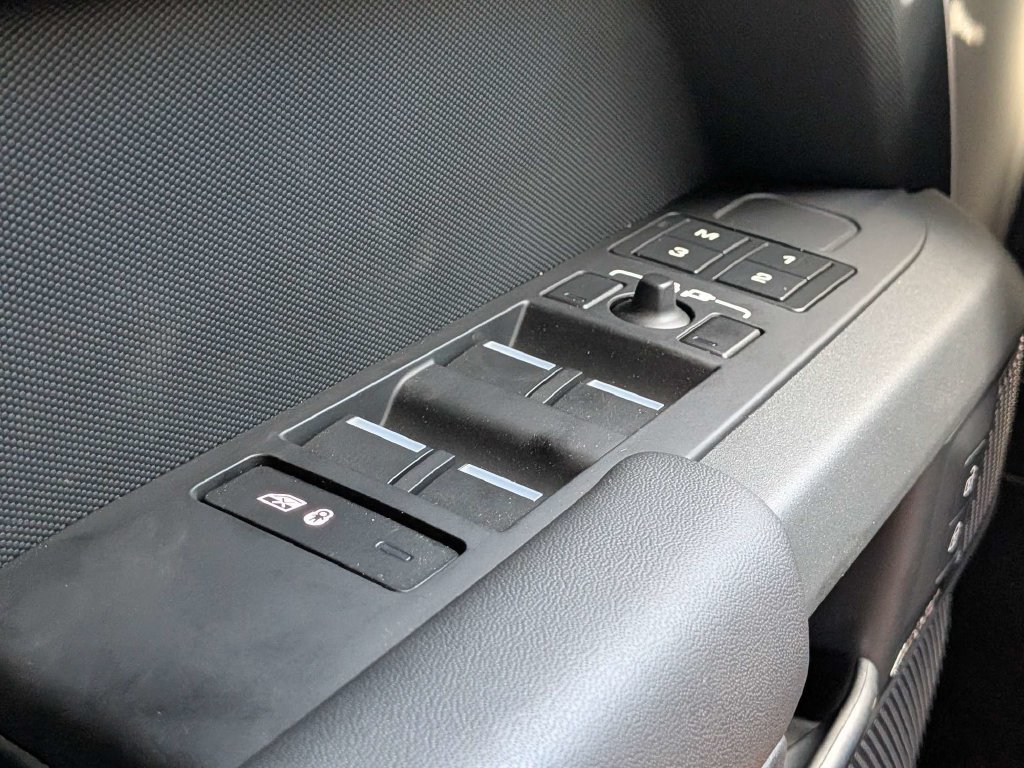 Used 2023 Land Rover Defender 110 X-Dynamic SE AWD/4WD image 25