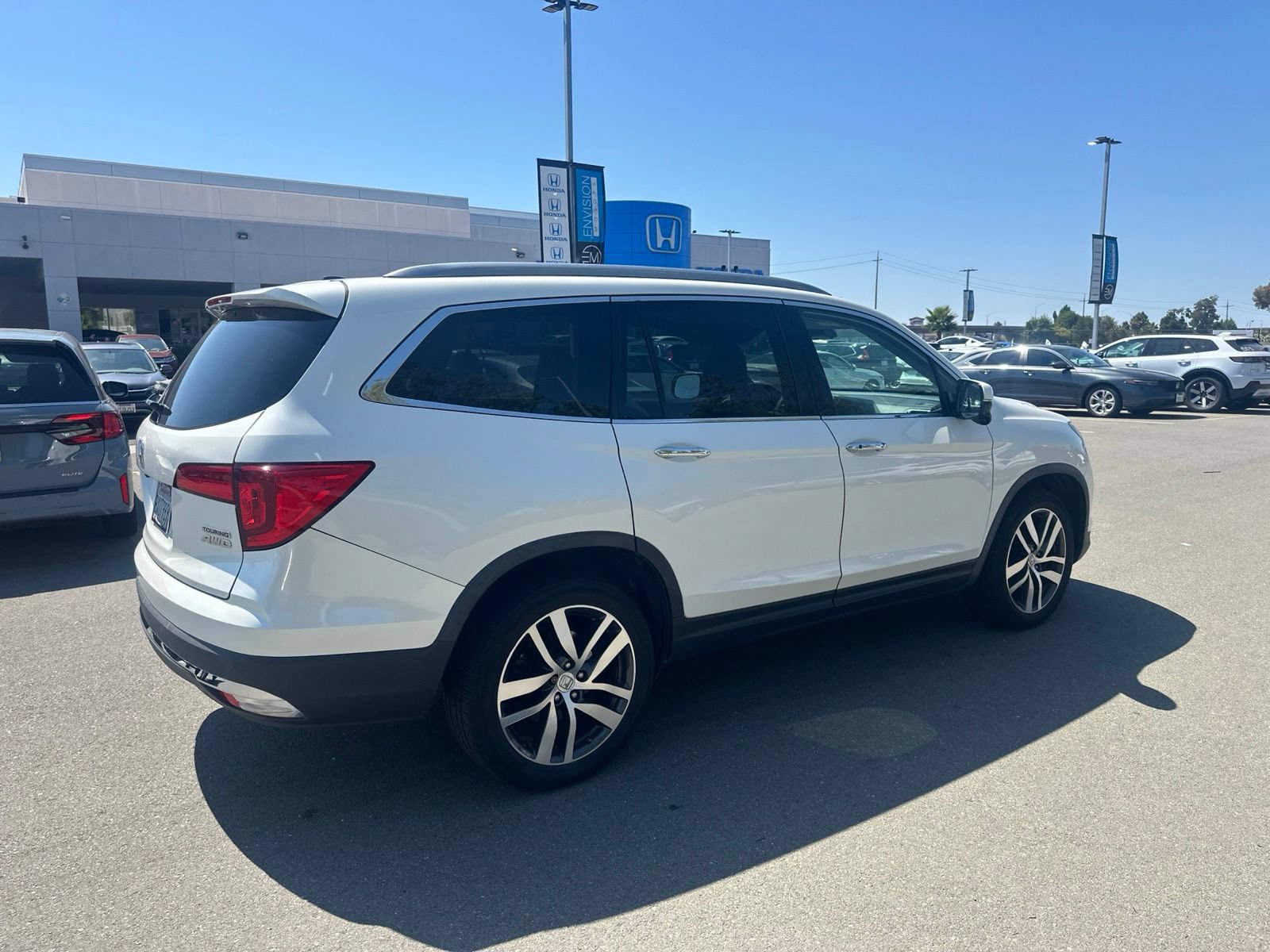 Used 2018 Honda Pilot Touring image 3