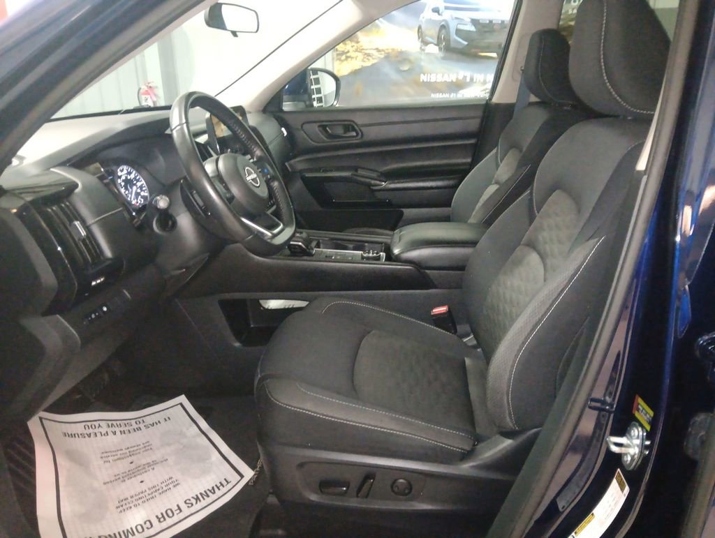 Used 2024 Nissan Pathfinder SV image 10