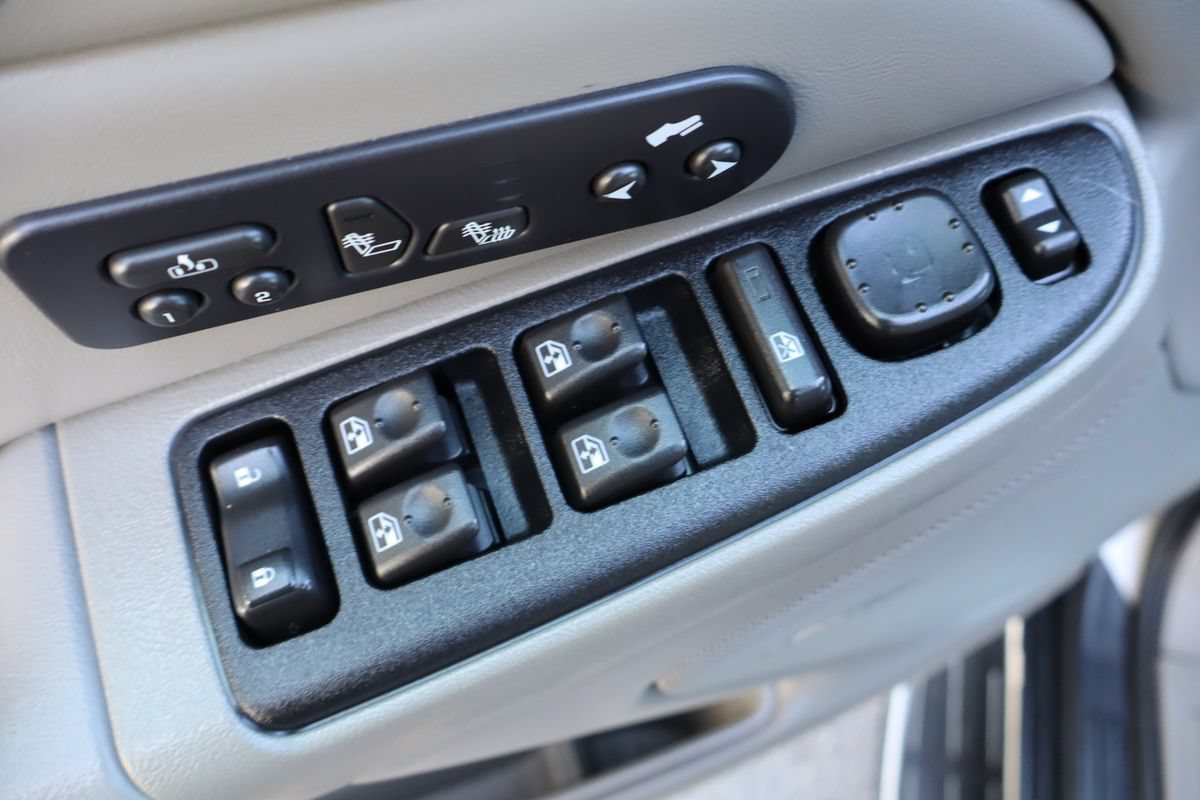 Used 2005 GMC Yukon SLT w/ SLT Preferred Equipment Group AWD/4WD image 29