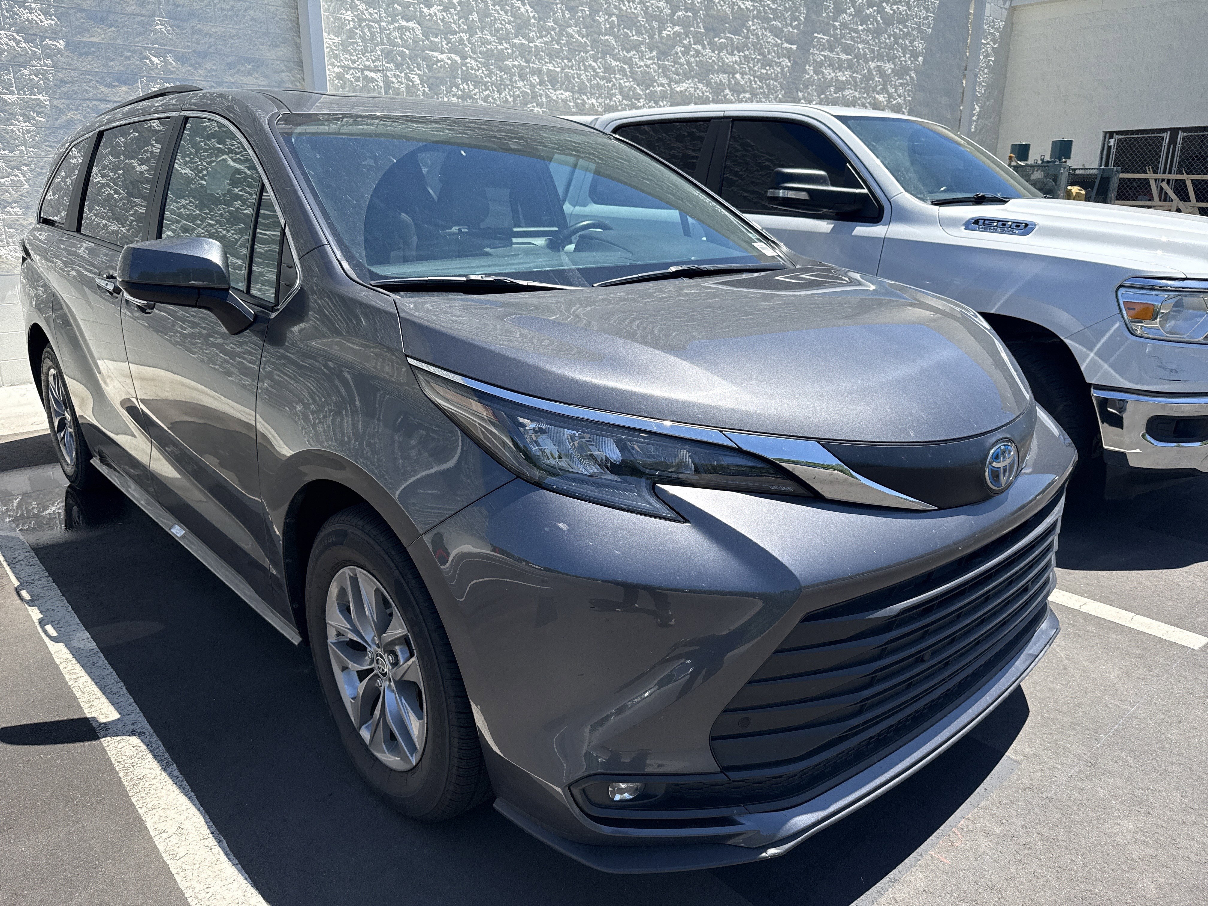 Used 2025 Toyota Sienna XLE FWD image 2