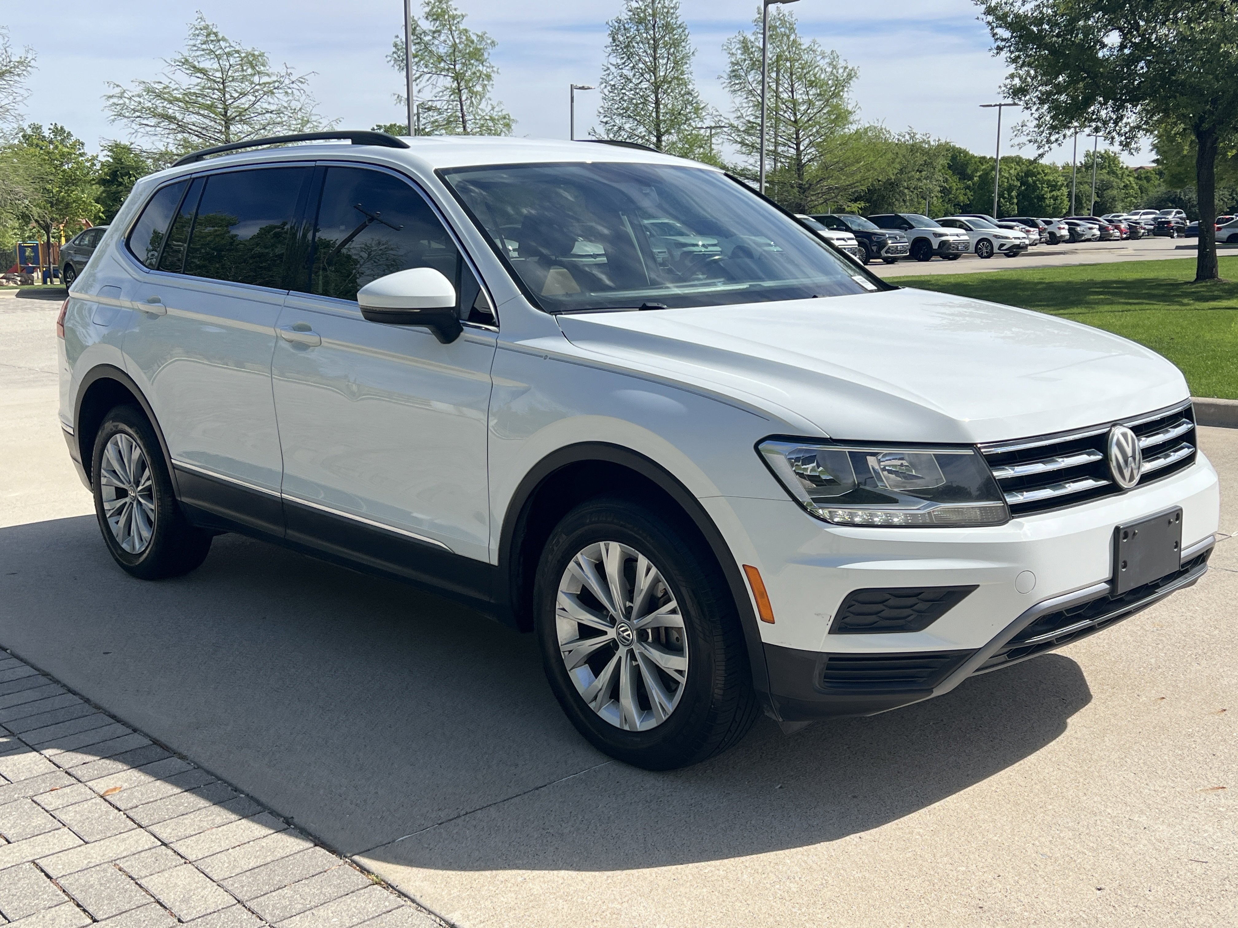 Used 2018 Volkswagen Tiguan SE image 2