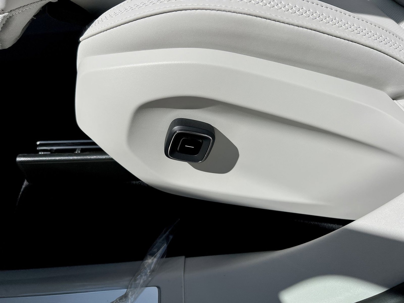 New 2025 Volvo EX90 Plus image 14