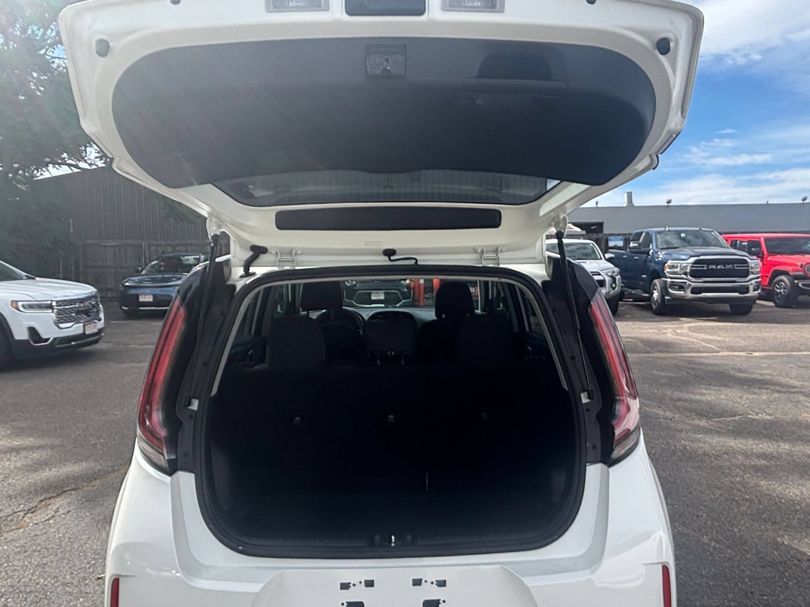 Used 2025 Kia Soul LX w/ LX Technology Package FWD image 27