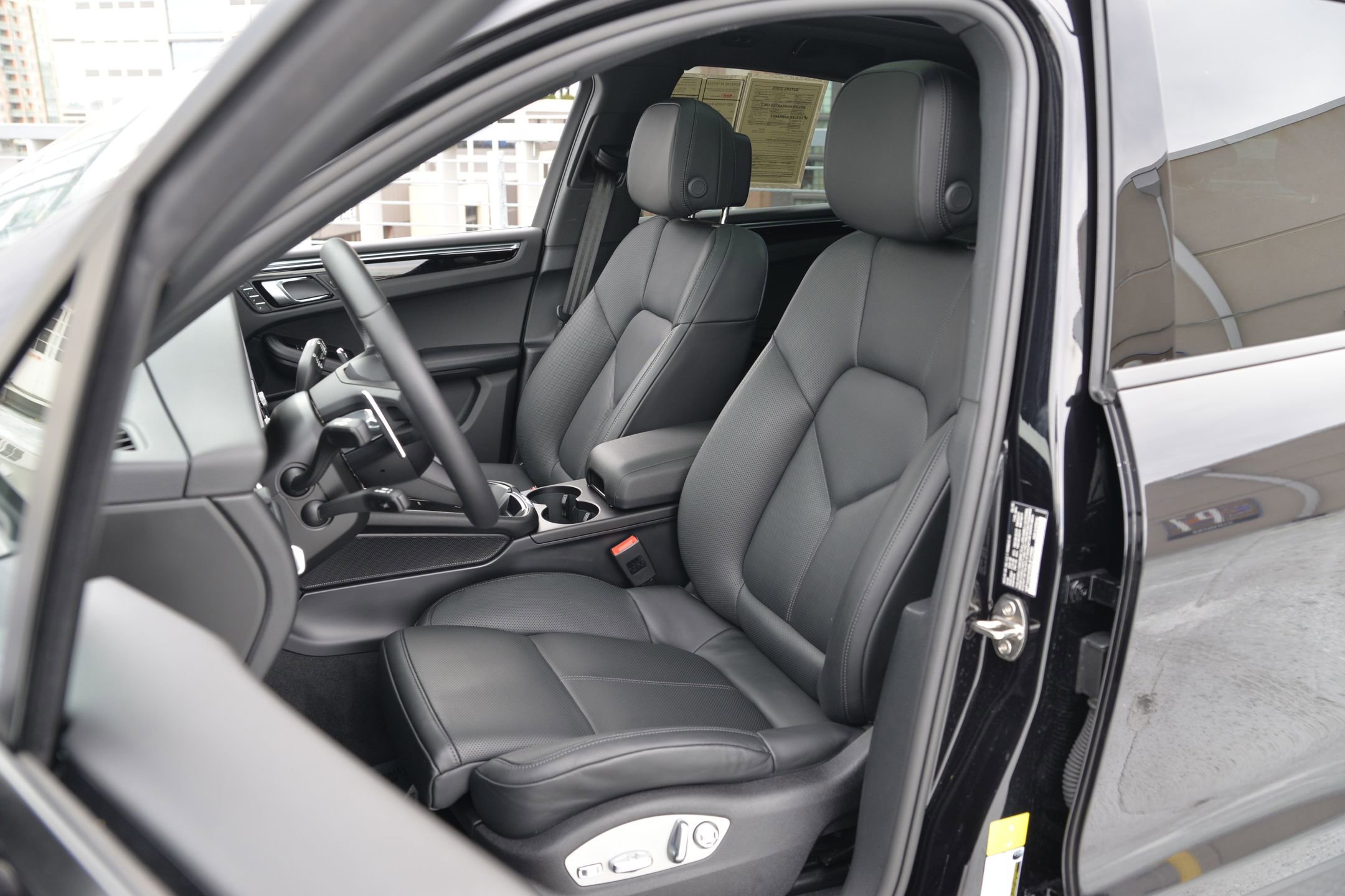 Certified 2025 Porsche Macan image 13