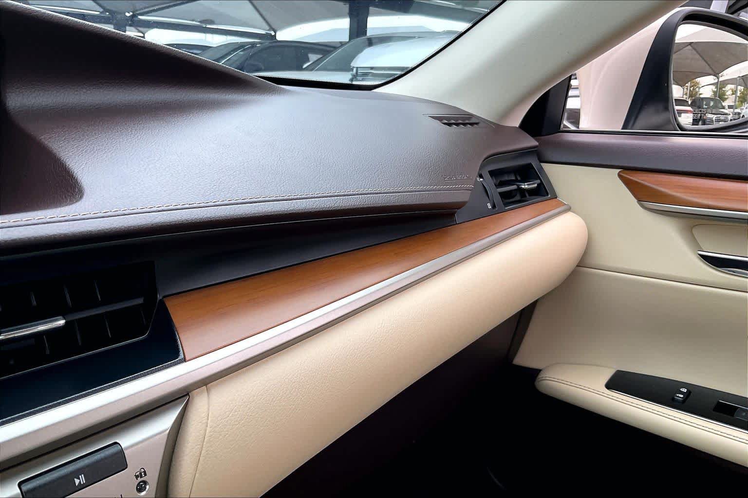 Used 2016 Lexus ES 300h w/ Luxury Package w/Wood Trim FWD image 34