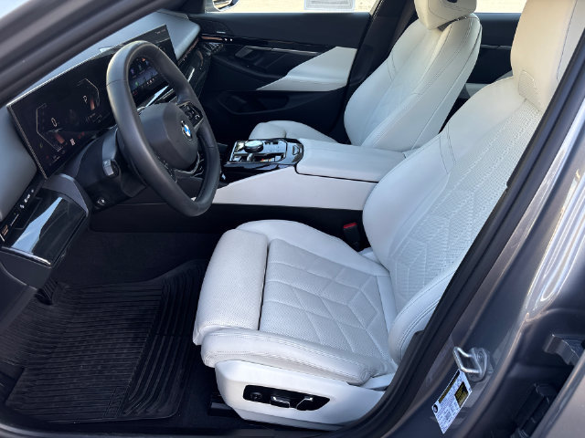 Used 2024 BMW 530i w/ Convenience Package RWD image 28