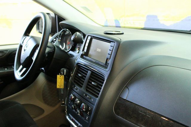 Used 2018 Dodge Grand Caravan SE w/ UConnect Hands-Free Group image 9