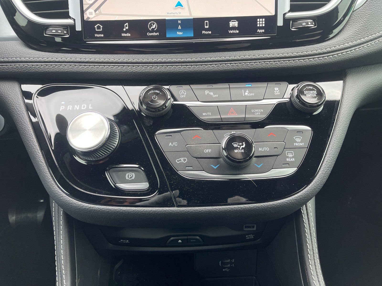 New 2026 Chrysler Pacifica Limited w/ Uconnect Theater Family Group image 25