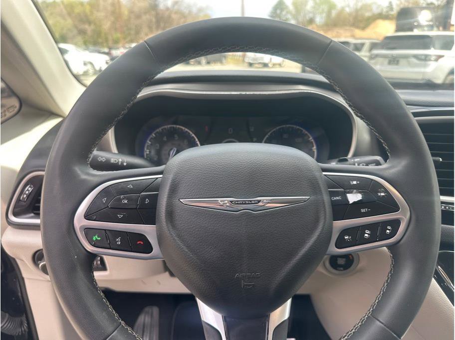 Used 2022 Chrysler Pacifica Touring-L image 17