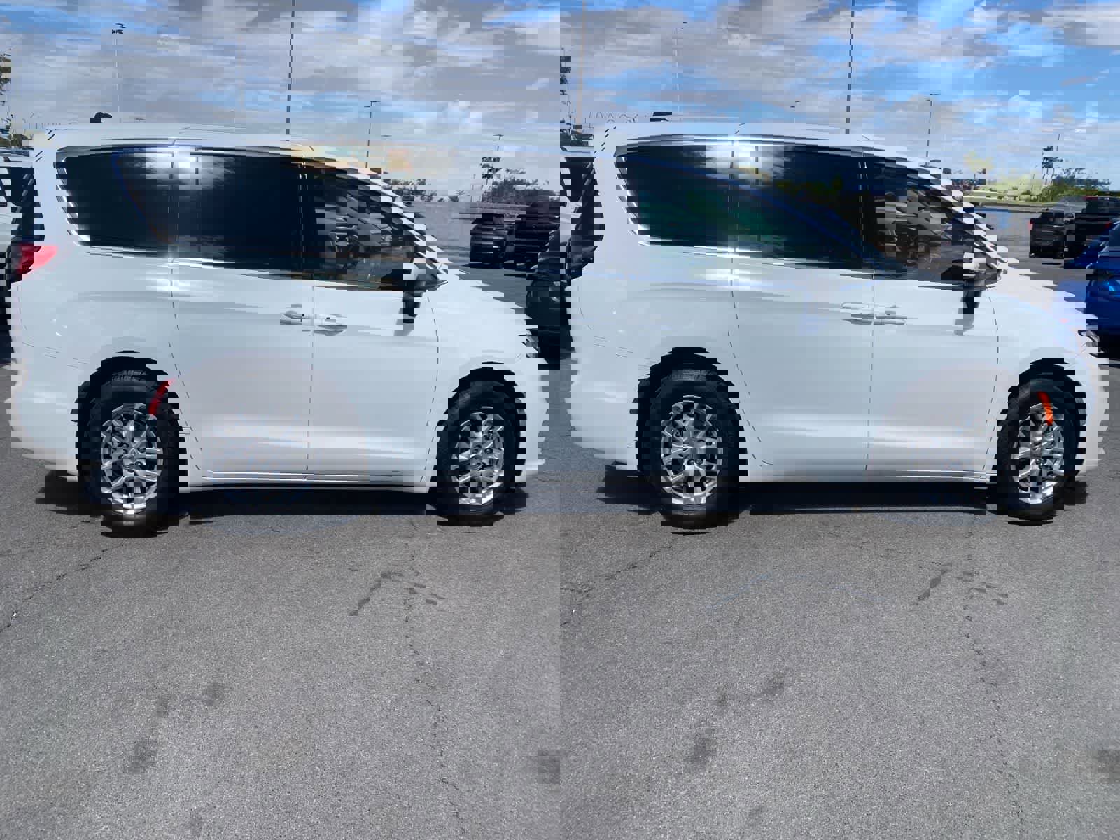 Used 2023 Chrysler Pacifica Touring-L FWD image 4