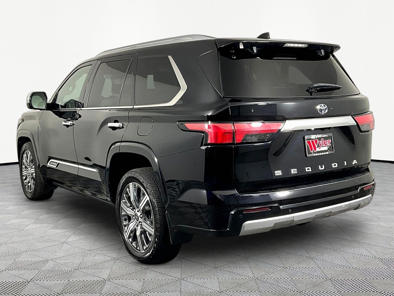 Used 2023 Toyota Sequoia Capstone AWD/4WD image 4