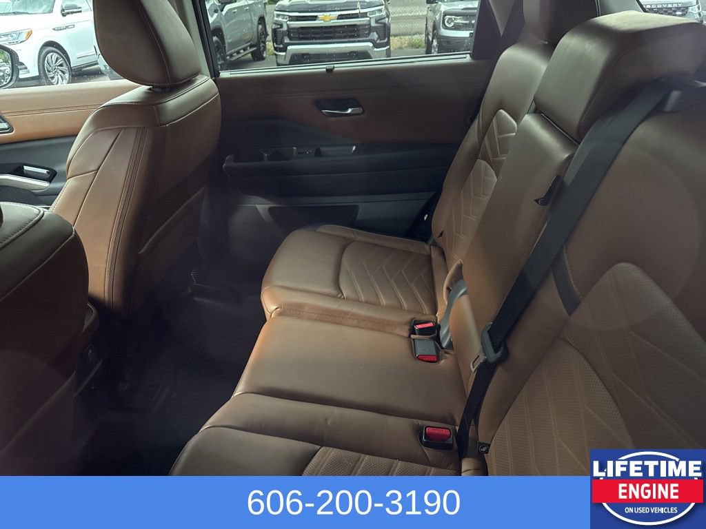 Used 2023 Nissan Pathfinder Platinum w/ Cargo Package AWD/4WD image 17
