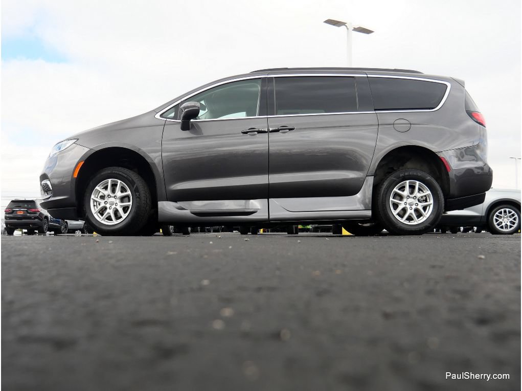 Used 2022 Chrysler Pacifica Touring-L FWD image 28
