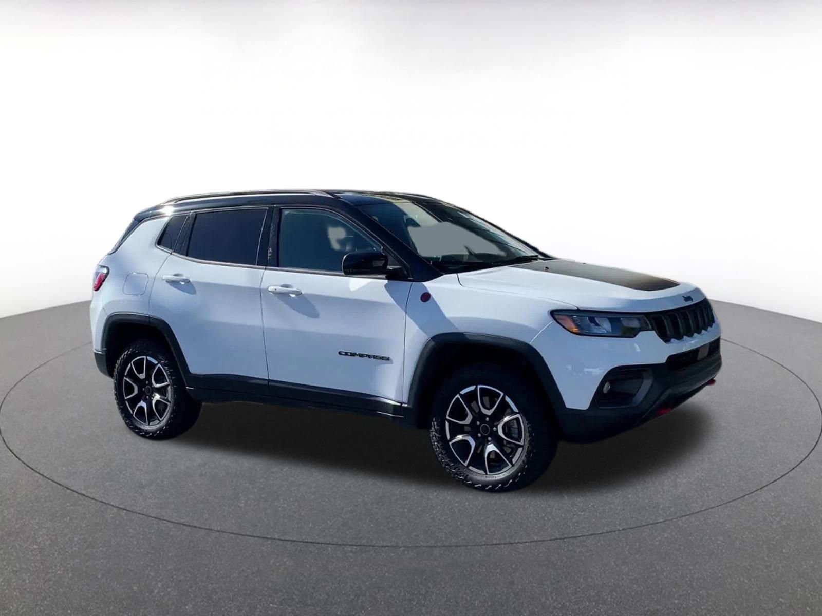Used 2025 Jeep Compass Trailhawk image 2