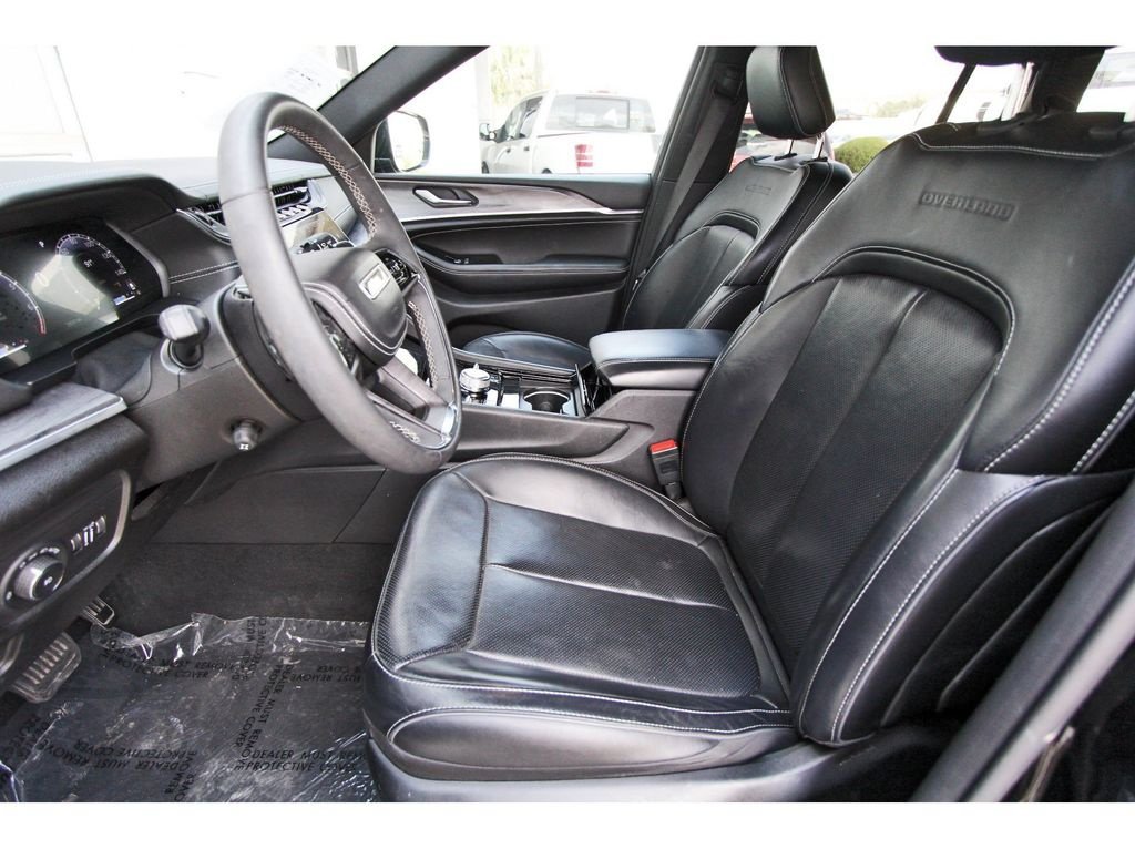 Used 2023 Jeep Grand Cherokee Overland AWD/4WD image 6
