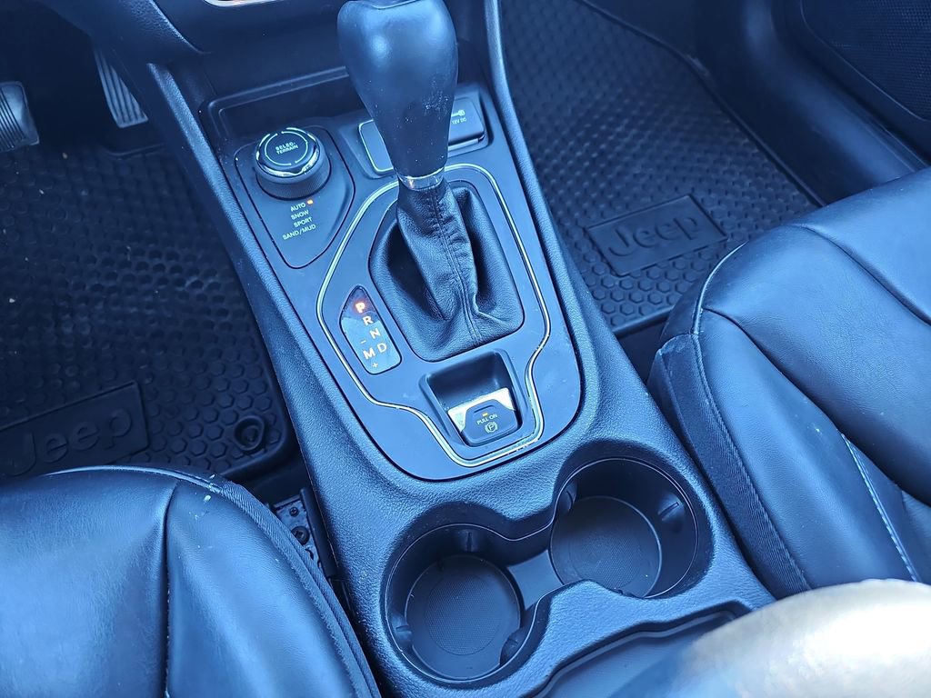 Used 2020 Jeep Cherokee Latitude Plus w/ Comfort/Convenience Group image 27