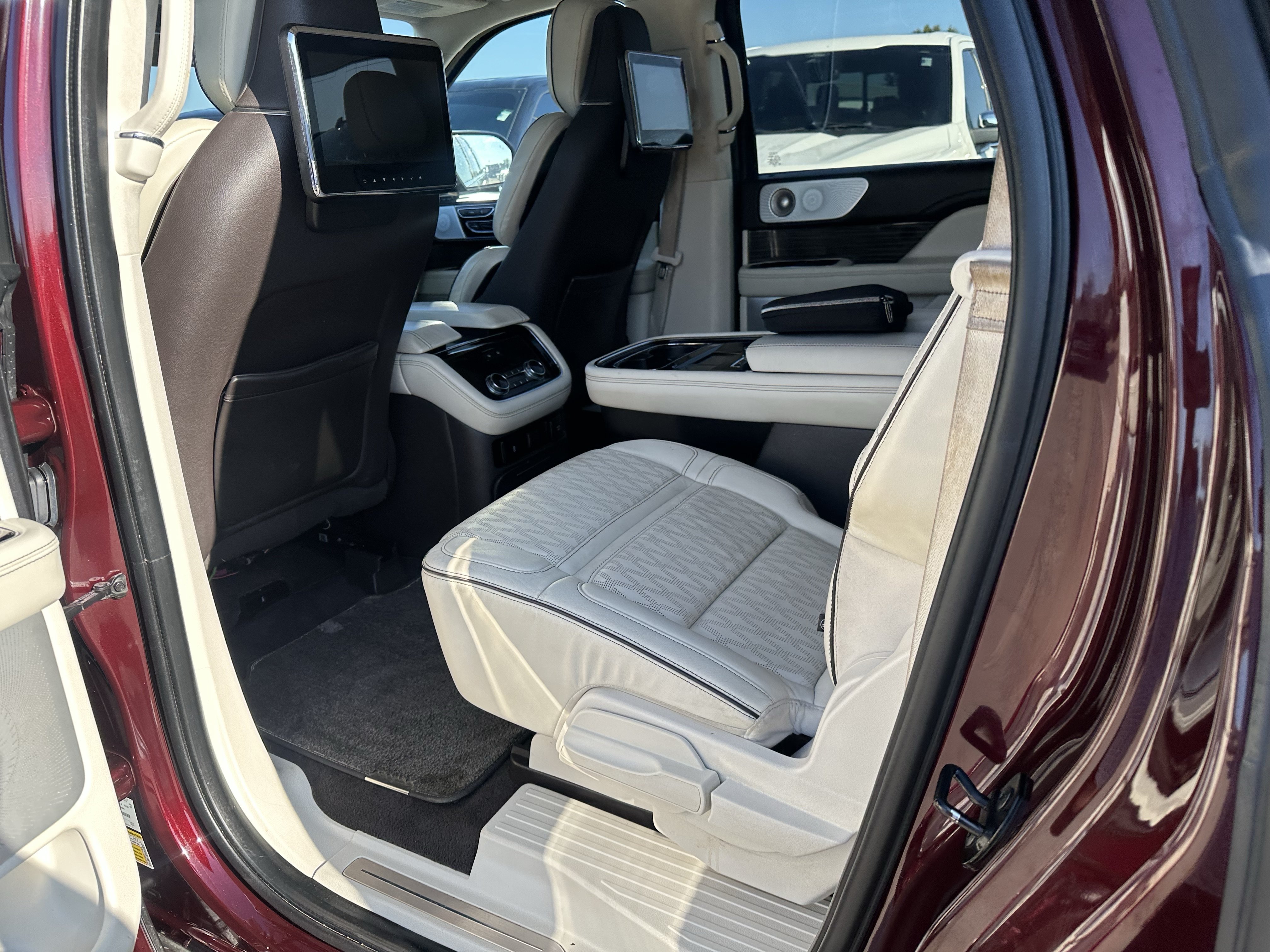 Used 2021 Lincoln Navigator L Black Label w/ Cargo Convenience Package AWD/4WD image 8